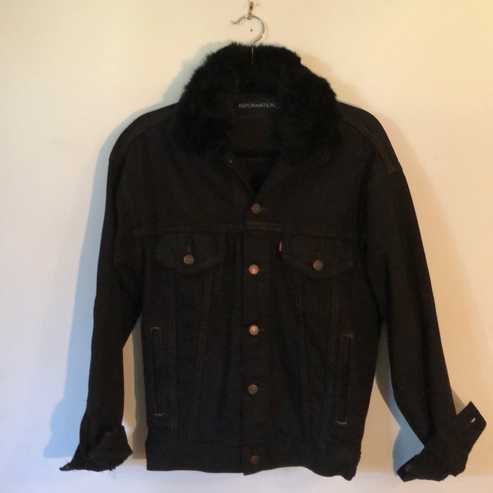 REFORMATION BLACK LEVI JEAN JACKET WITH FUR COLLAR